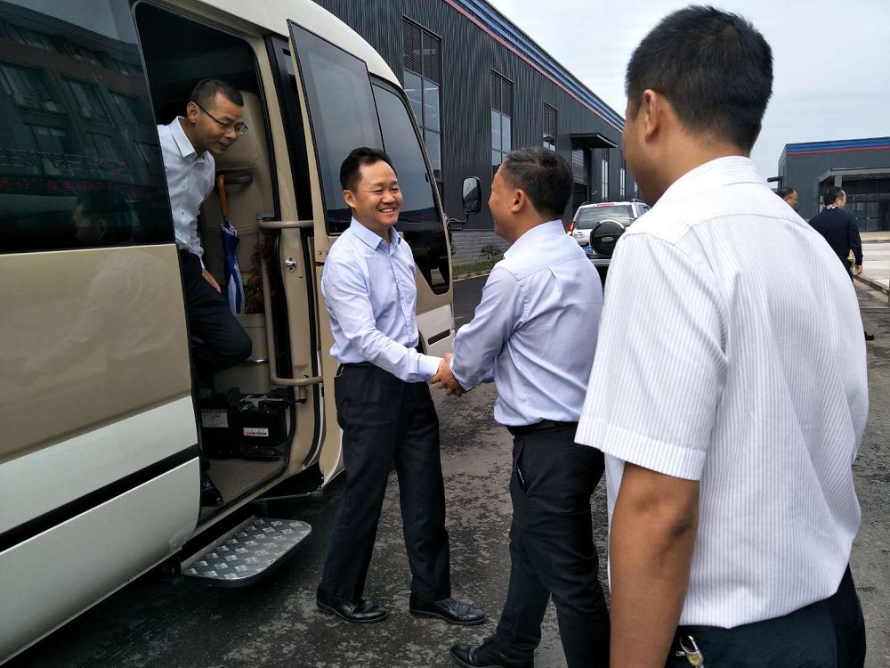 劉十慶考察1.jpg